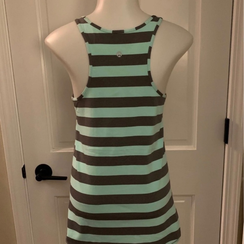 Lululemon Tank top. Pairs great with gray leggings. Size 6